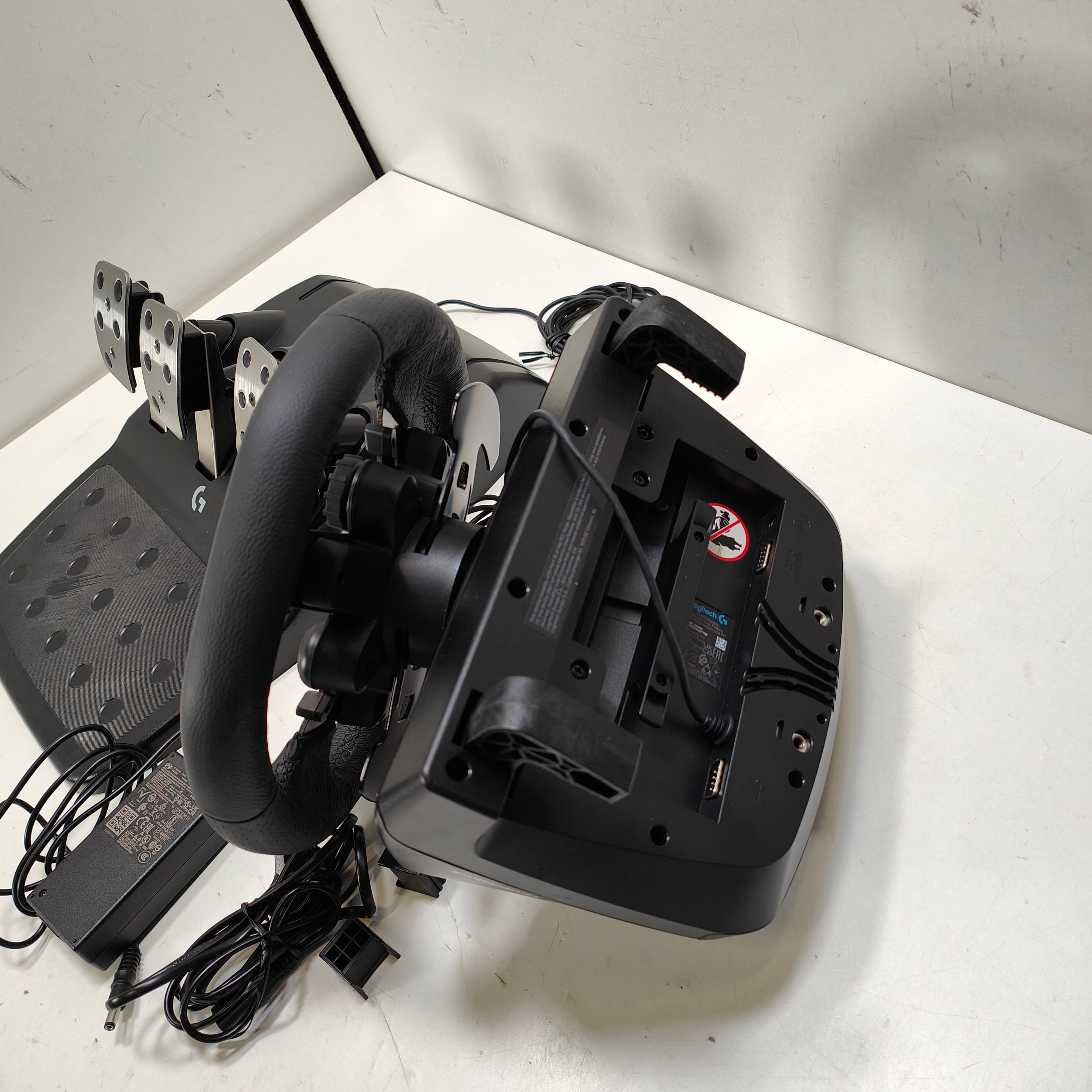 Logitech G 23 Rennlenkrad und Pedale für PlayStation und PC