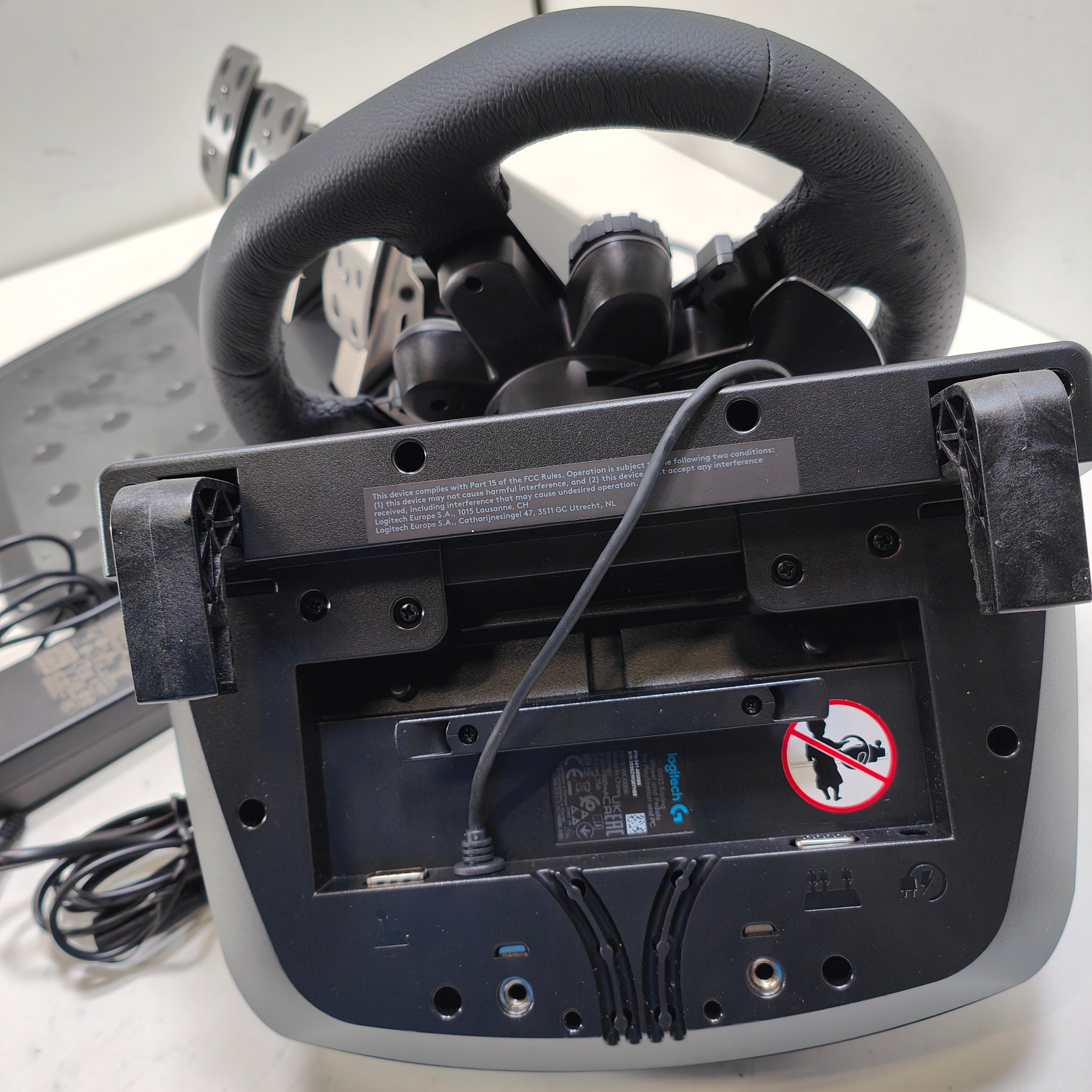 Logitech G 23 Rennlenkrad und Pedale für PlayStation und PC