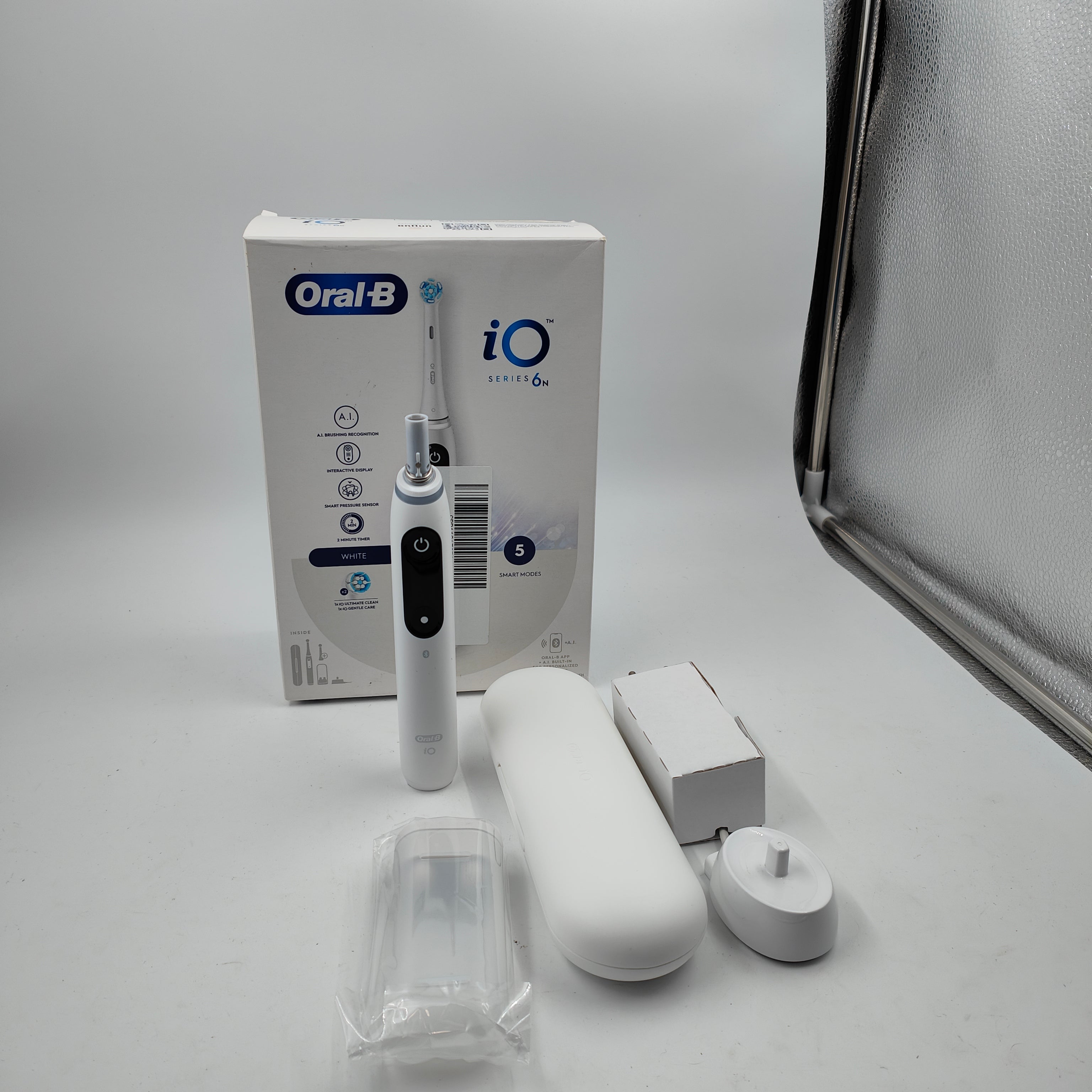 Oral-B iO Series 6N White + extra iO Gentle Care replacement brush head