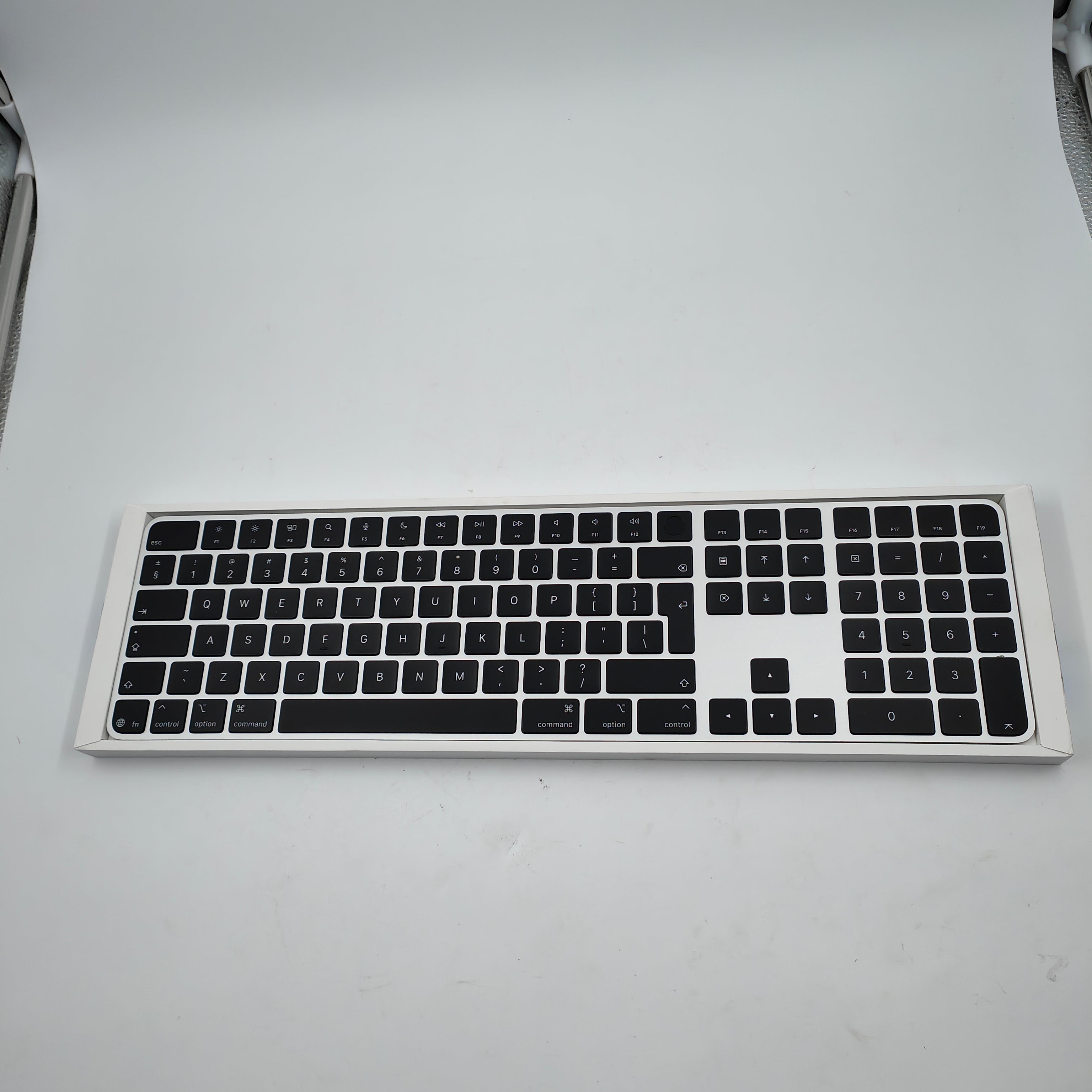 Apple-Tastatur mit numerischem Tastenfeld und Touch ID (2024) QWERTY