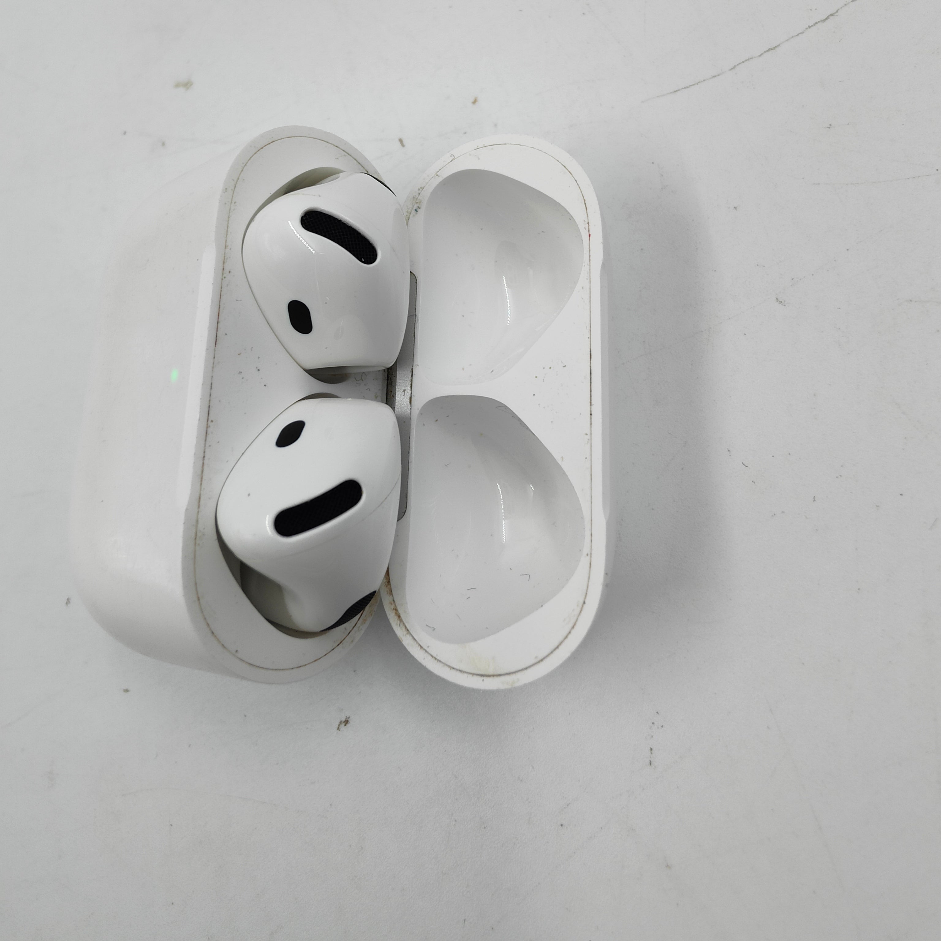 Apple AirPods 4 avec suppression active du bruit