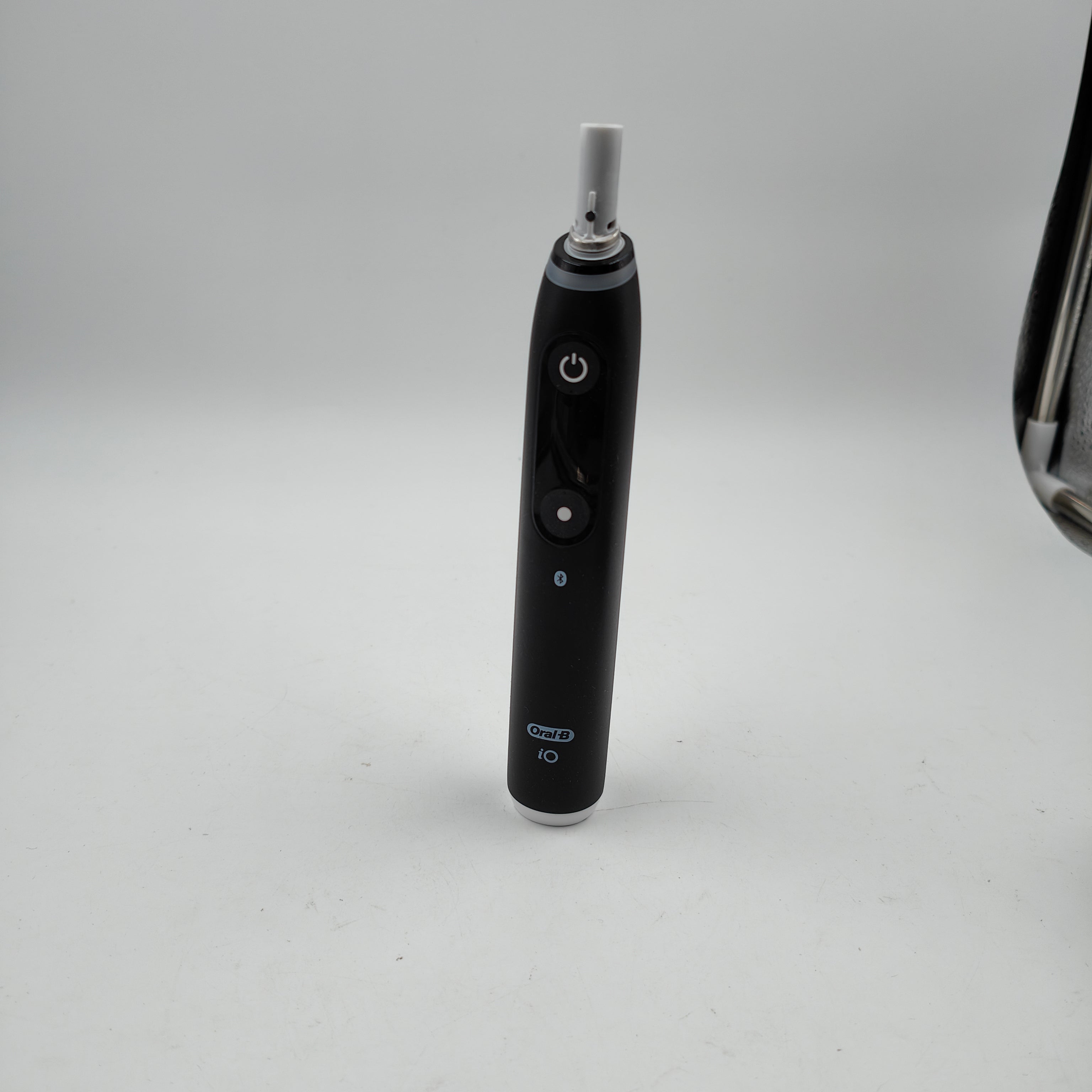 Oral-B iO 6N Schwarz + zusätzlicher iO Gentle Care Aufsteckbürstenkopf