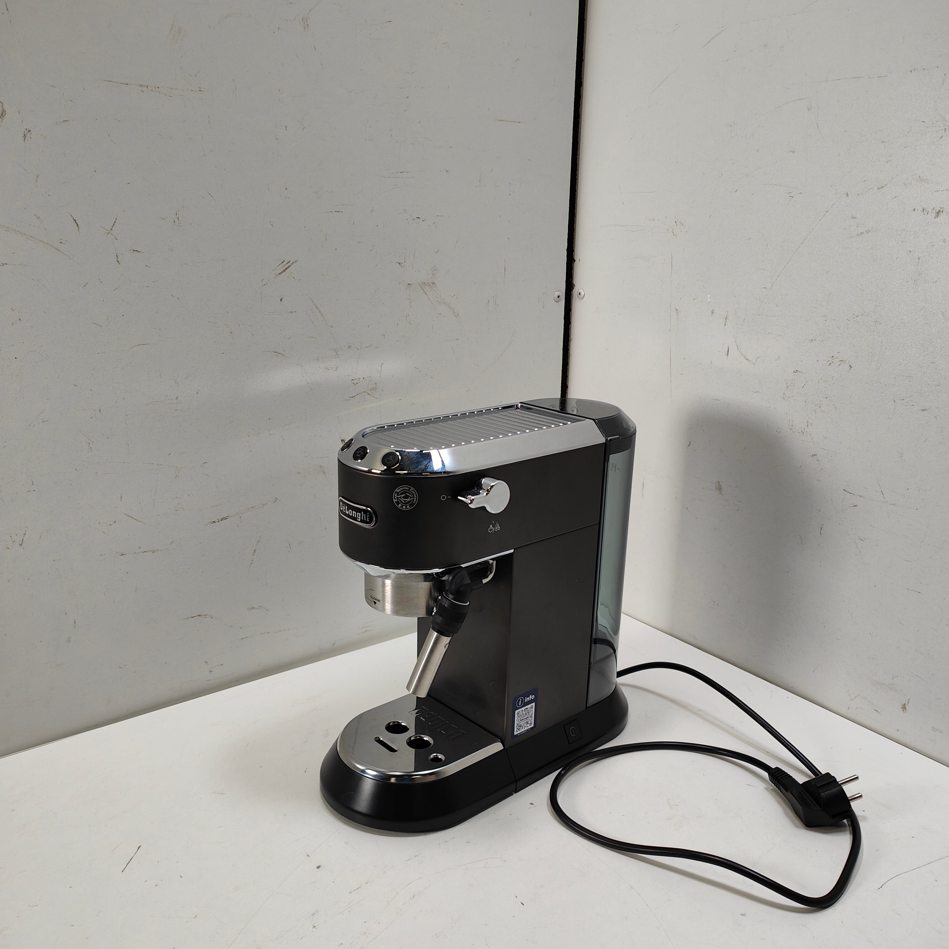 DeLonghi EC685.BK Dedica Black
