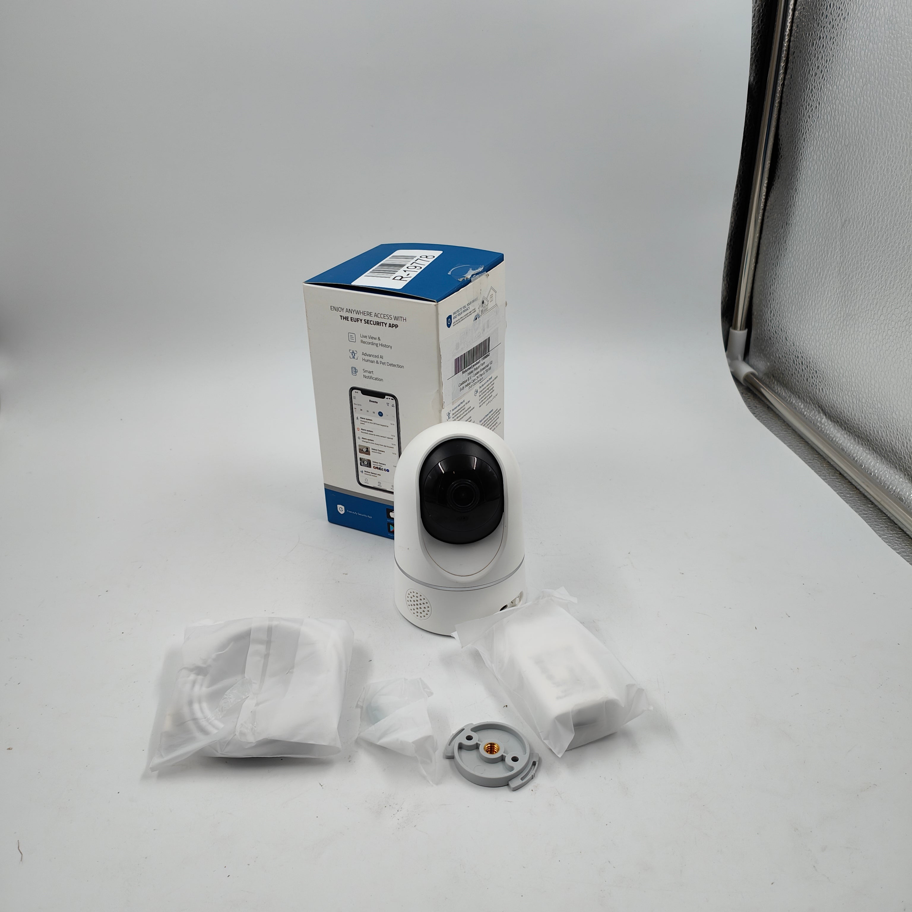 Eufy Indoor Cam 2K Pan & Tilt Wit