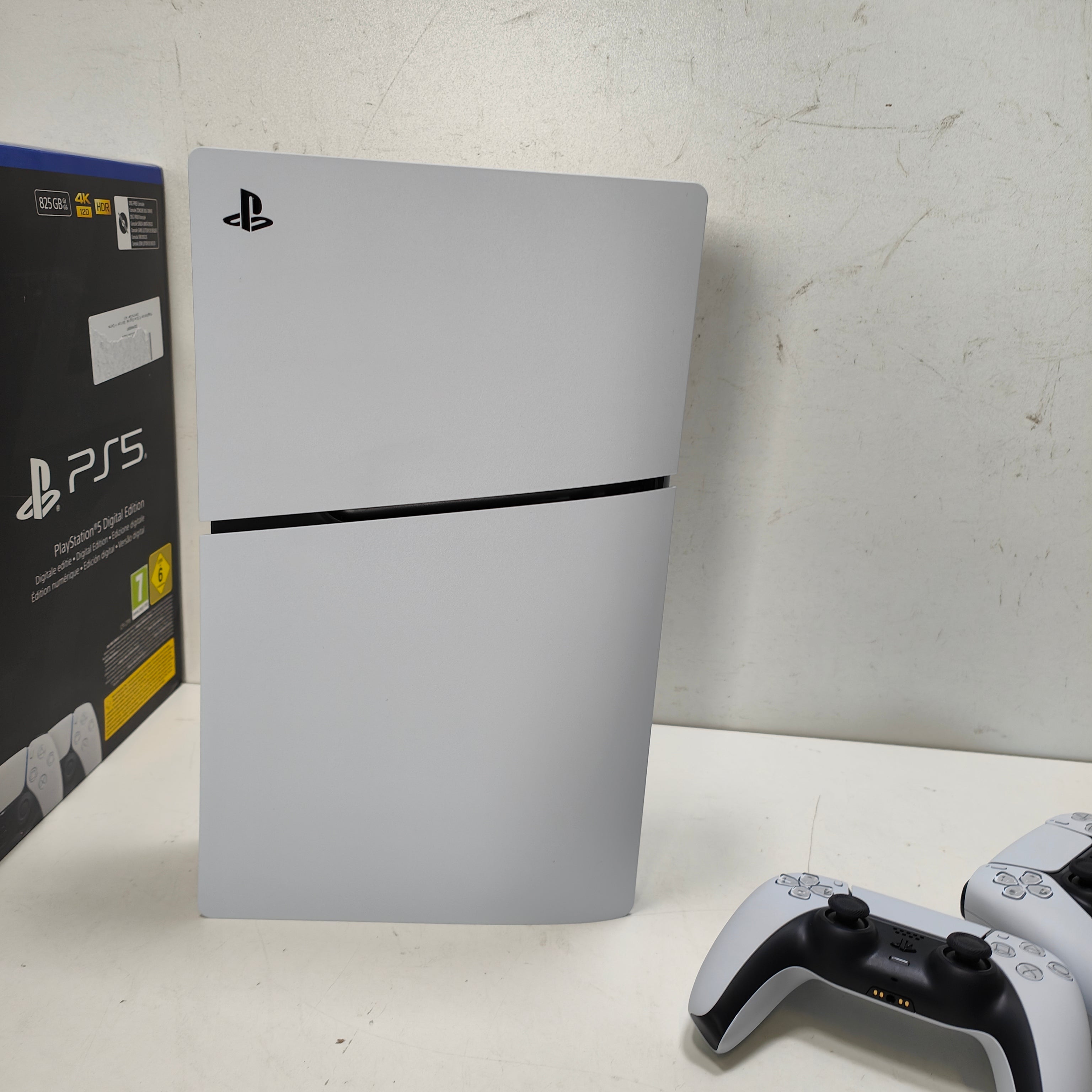 Sony PlayStation 5 Slim Digital Edition + zusätzlicher Controller, Weiß