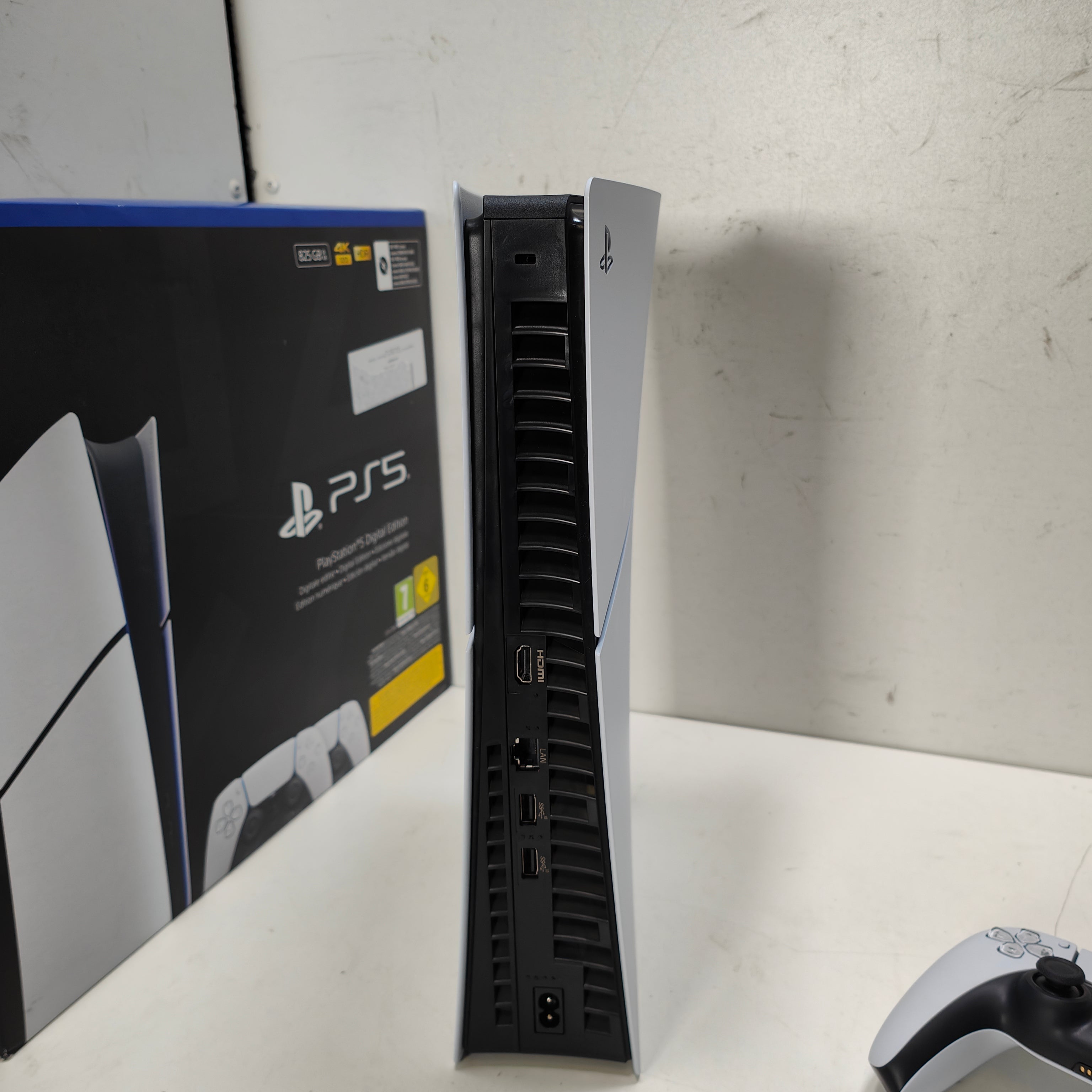 Sony PlayStation 5 Slim Digital Edition + zusätzlicher Controller, Weiß