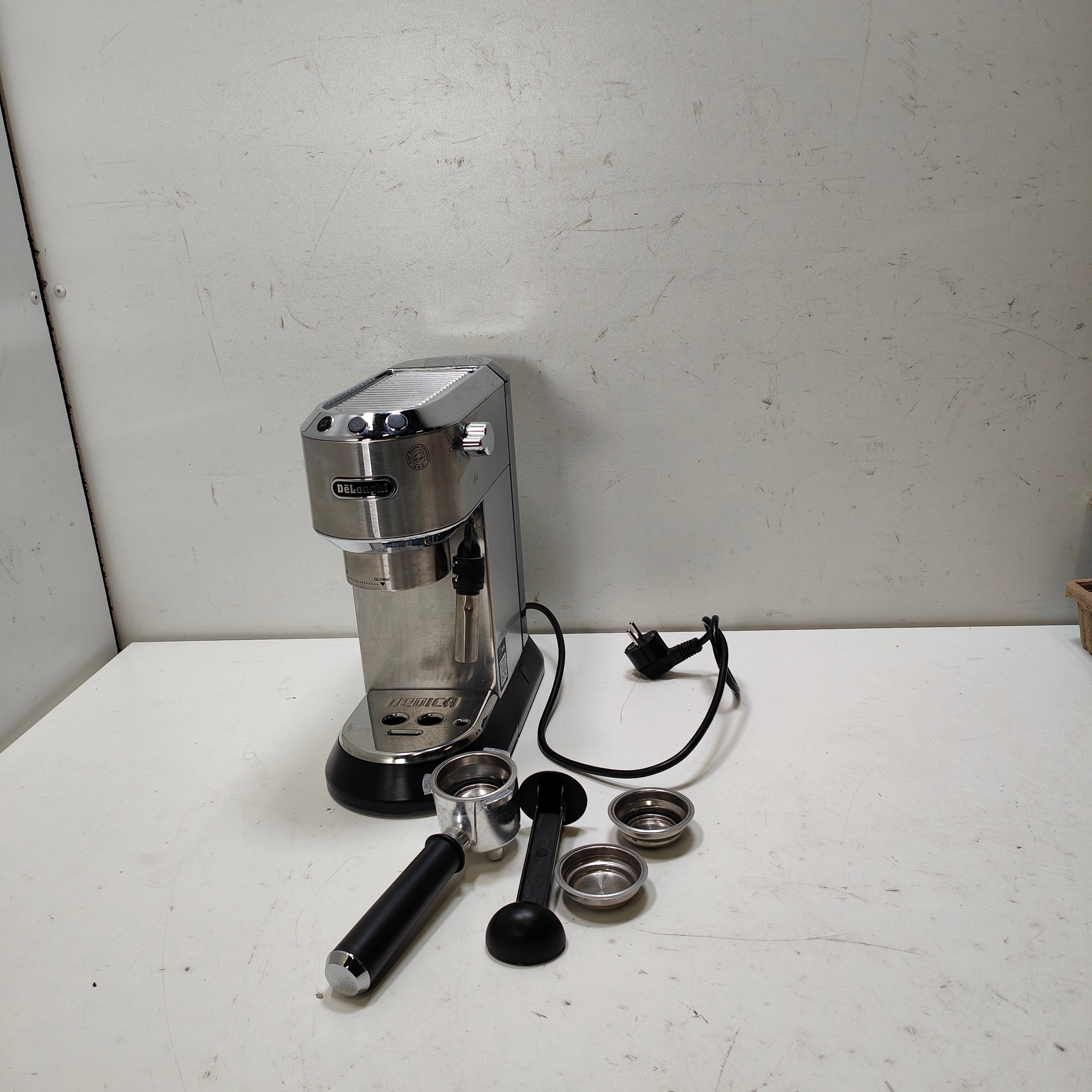 DeLonghi EC685.M Dedica Argent