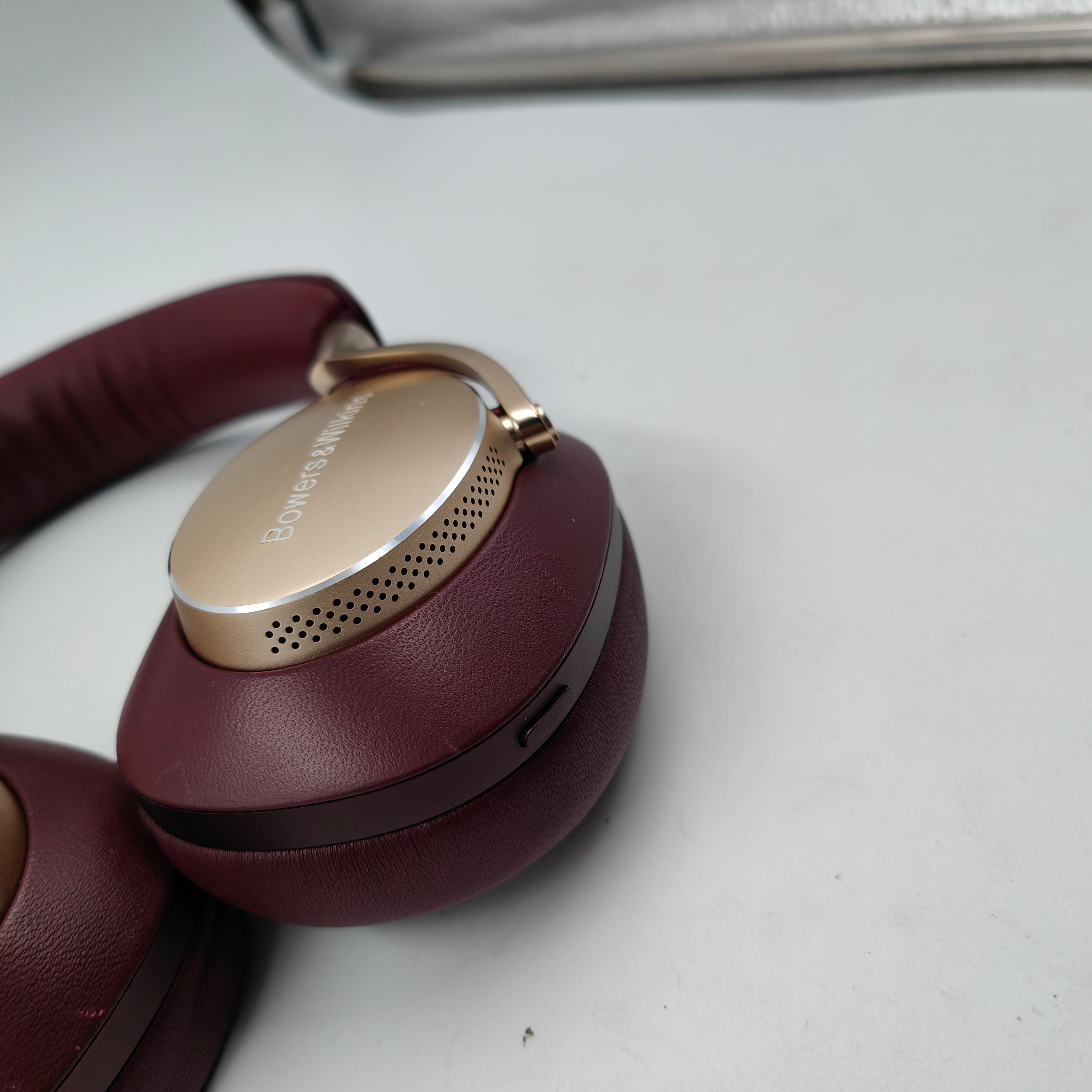Bowers & Wilkins PX8 Rood