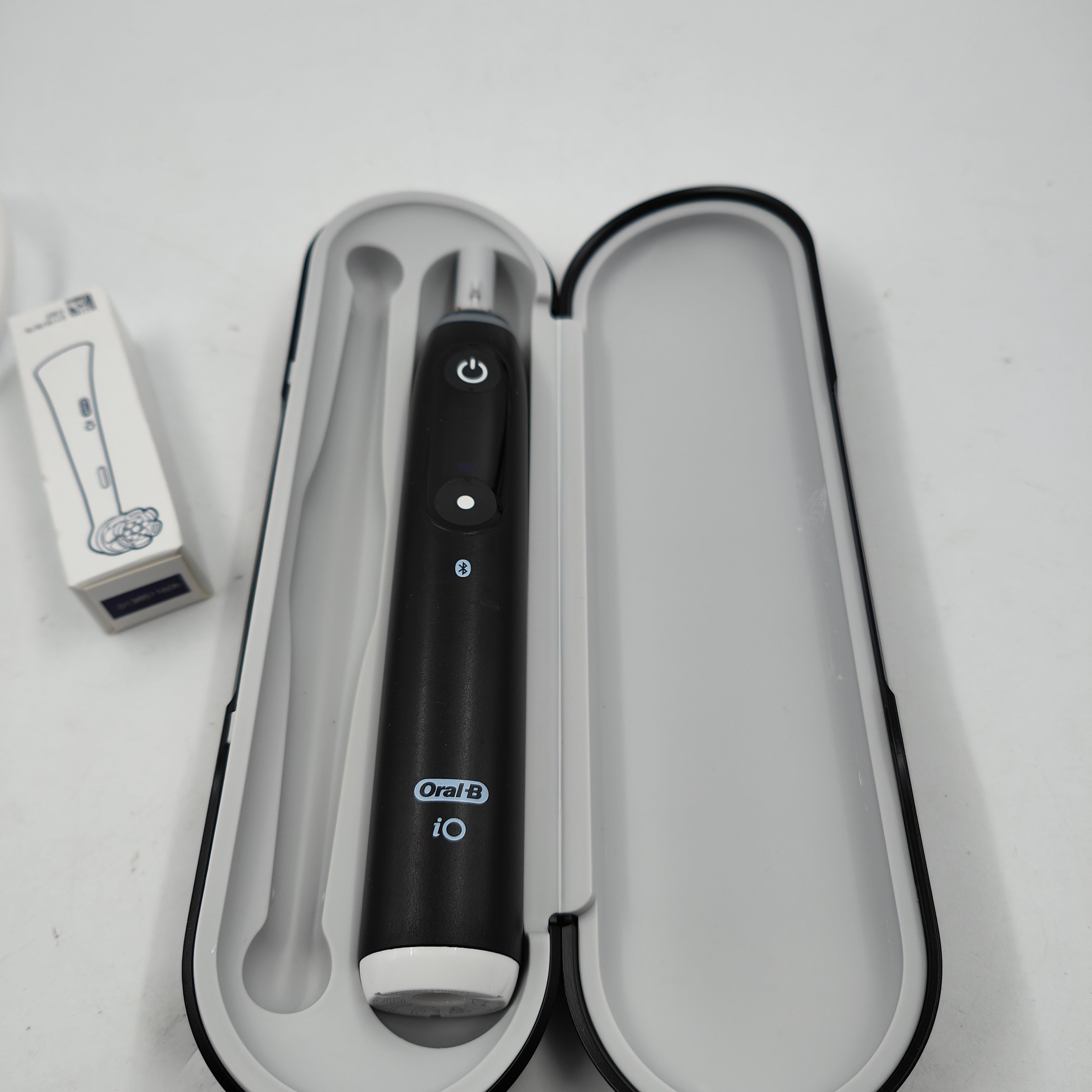 Oral-B iO 6N Schwarz + zusätzlicher iO Gentle Care Aufsteckbürstenkopf