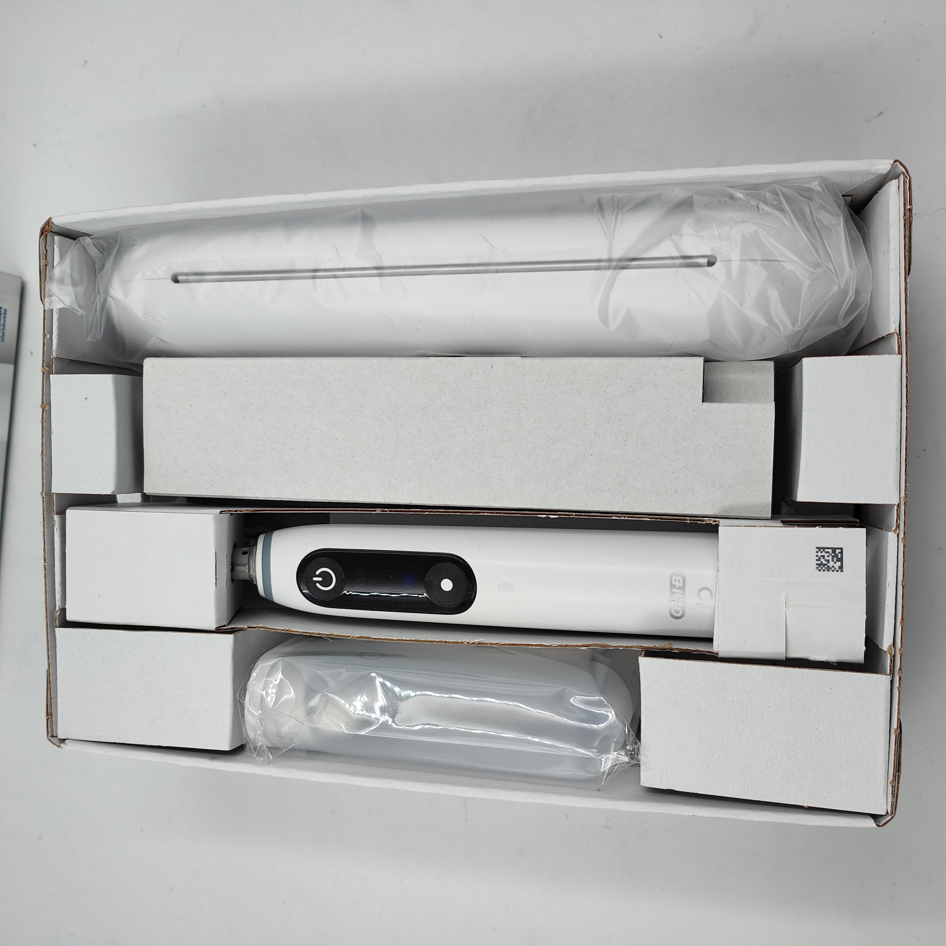 Oral-B iO Series 6N Weiß + zusätzlicher iO Gentle Care Aufsteckbürstenkopf