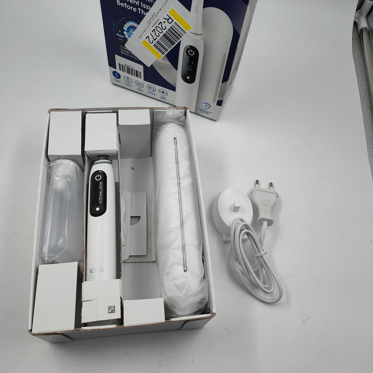 Oral-B iO Series 6N Weiß + zusätzlicher iO Gentle Care Aufsteckbürstenkopf
