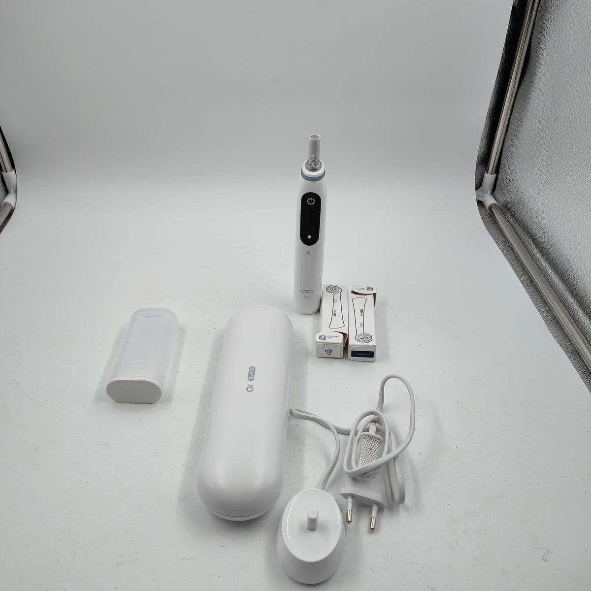 Oral-B iO Series 6N Weiß + zusätzlicher iO Gentle Care Aufsteckbürstenkopf