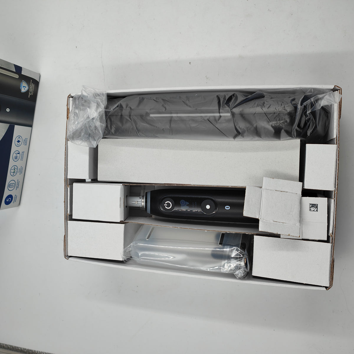 Oral-B iO 6N Schwarz + zusätzlicher iO Gentle Care Aufsteckbürstenkopf