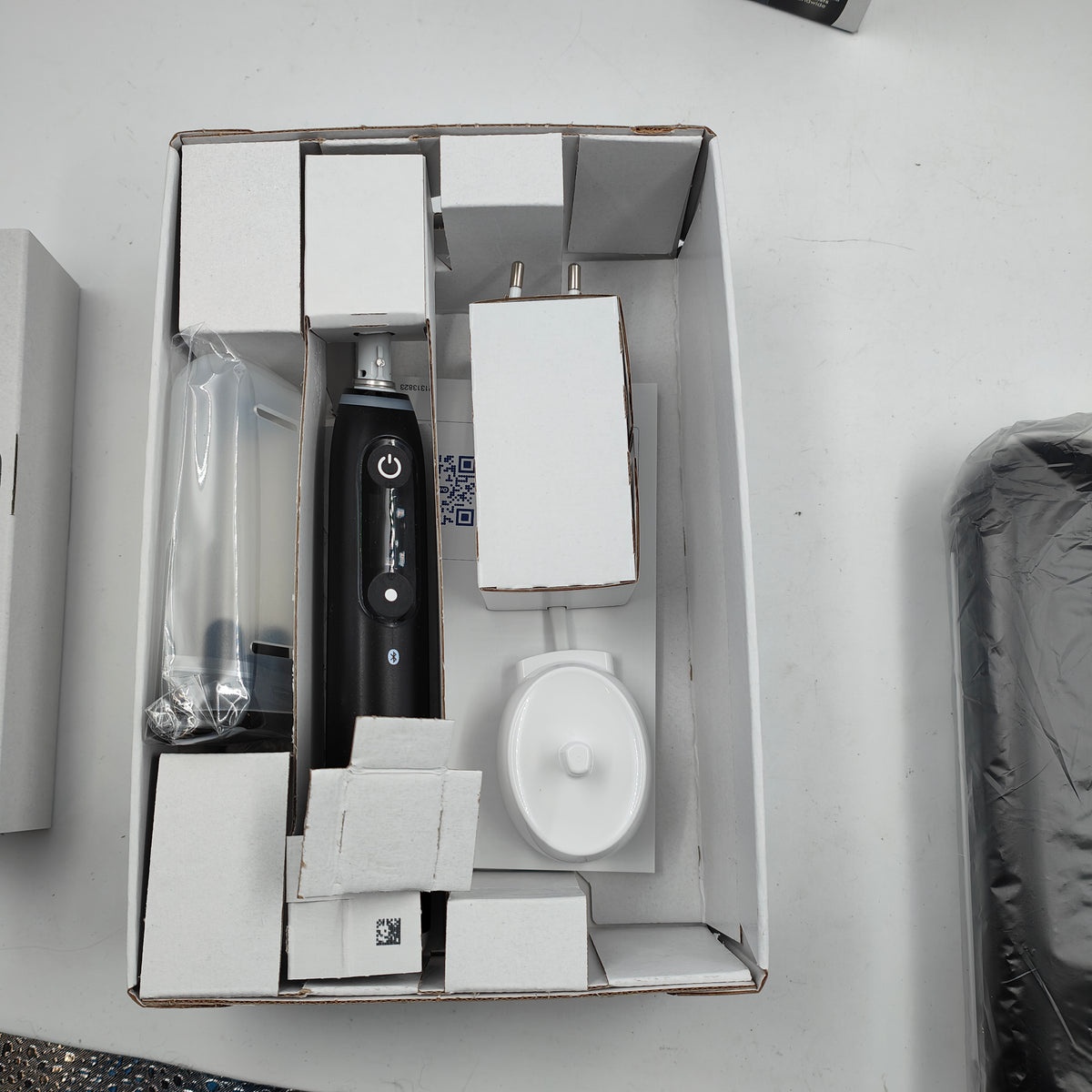 Oral-B iO 6N Schwarz + zusätzlicher iO Gentle Care Aufsteckbürstenkopf