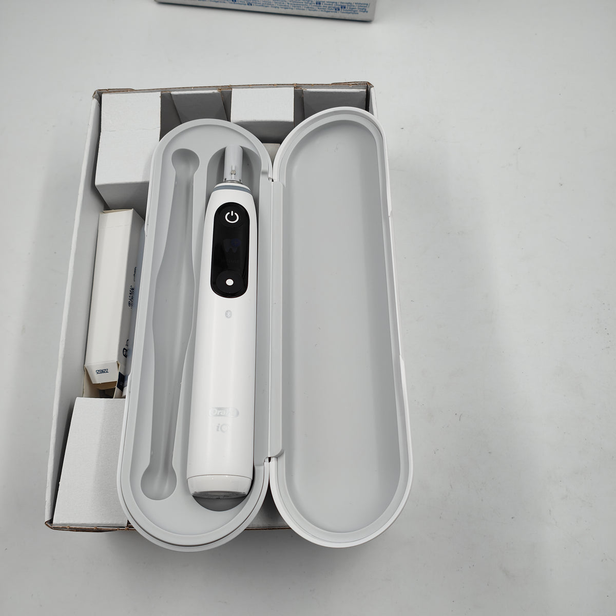 Oral-B iO Series 6N Weiß + zusätzlicher iO Gentle Care Aufsteckbürstenkopf