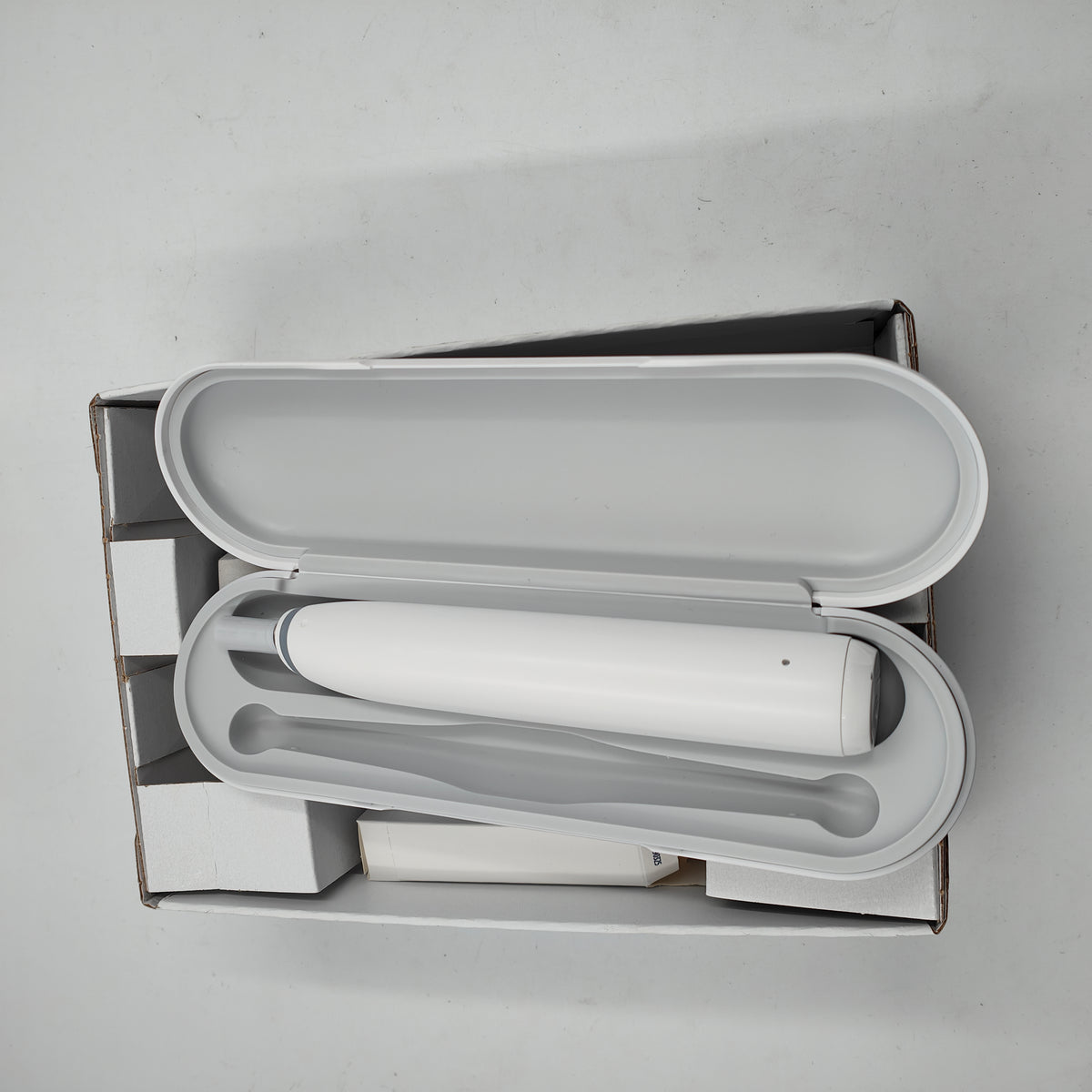 Oral-B iO Series 6N Weiß + zusätzlicher iO Gentle Care Aufsteckbürstenkopf