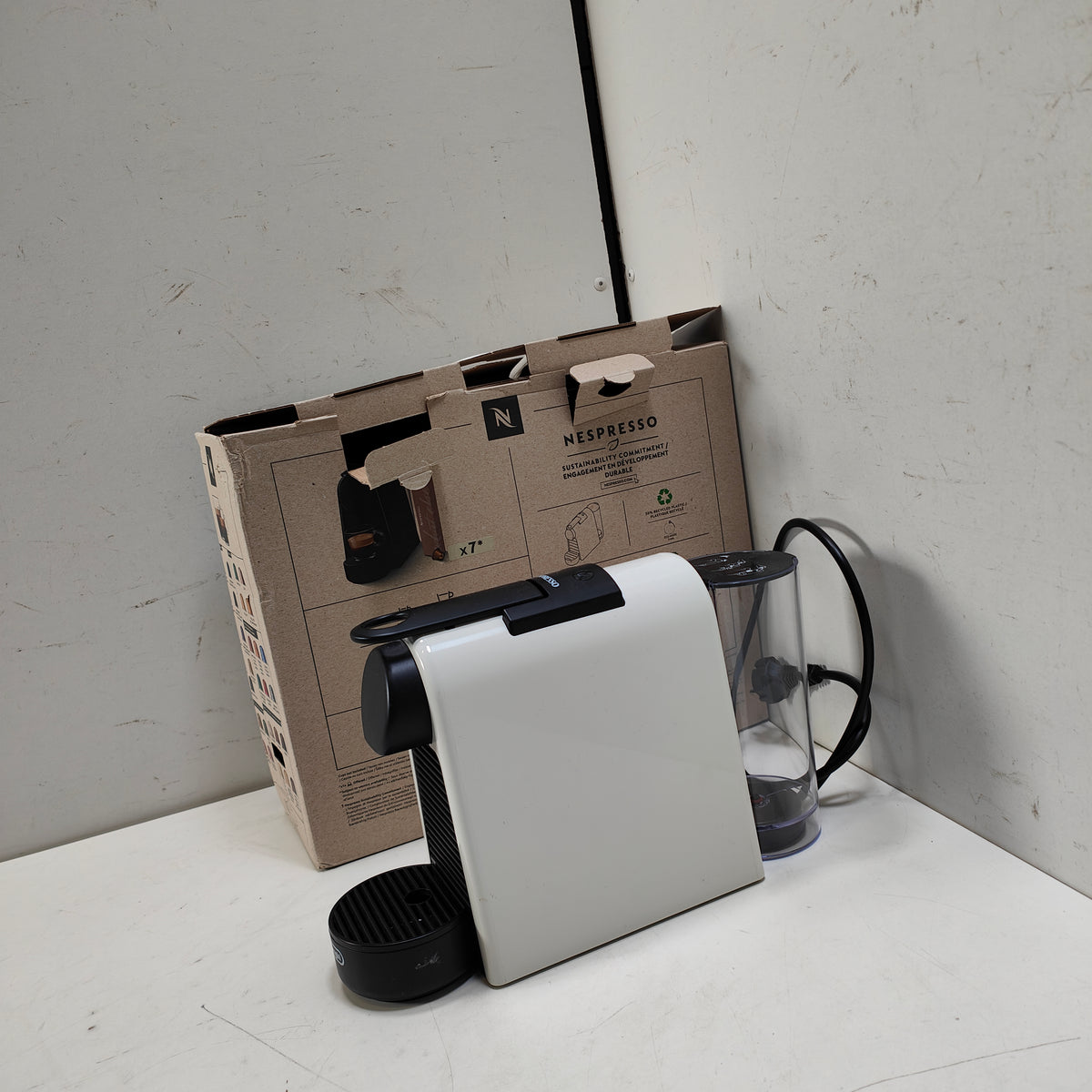 DeLonghi  Essenza Mini EN85.W