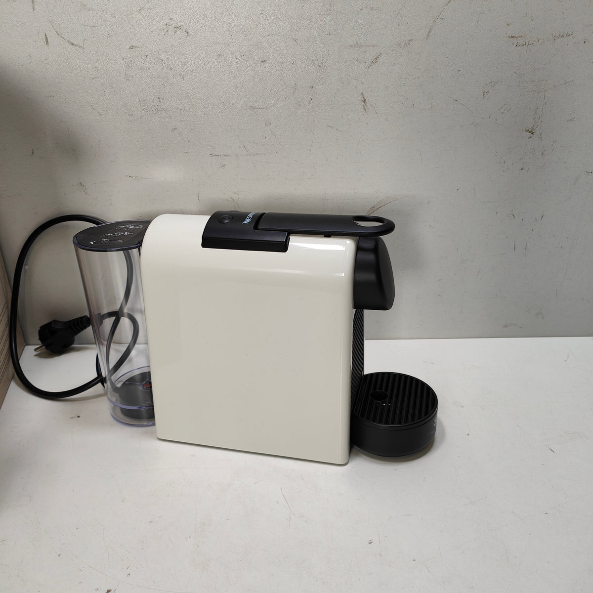 DeLonghi  Essenza Mini EN85.W