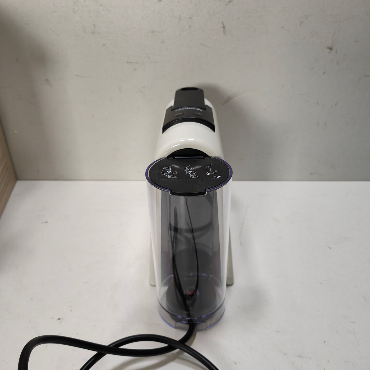 DeLonghi  Essenza Mini EN85.W
